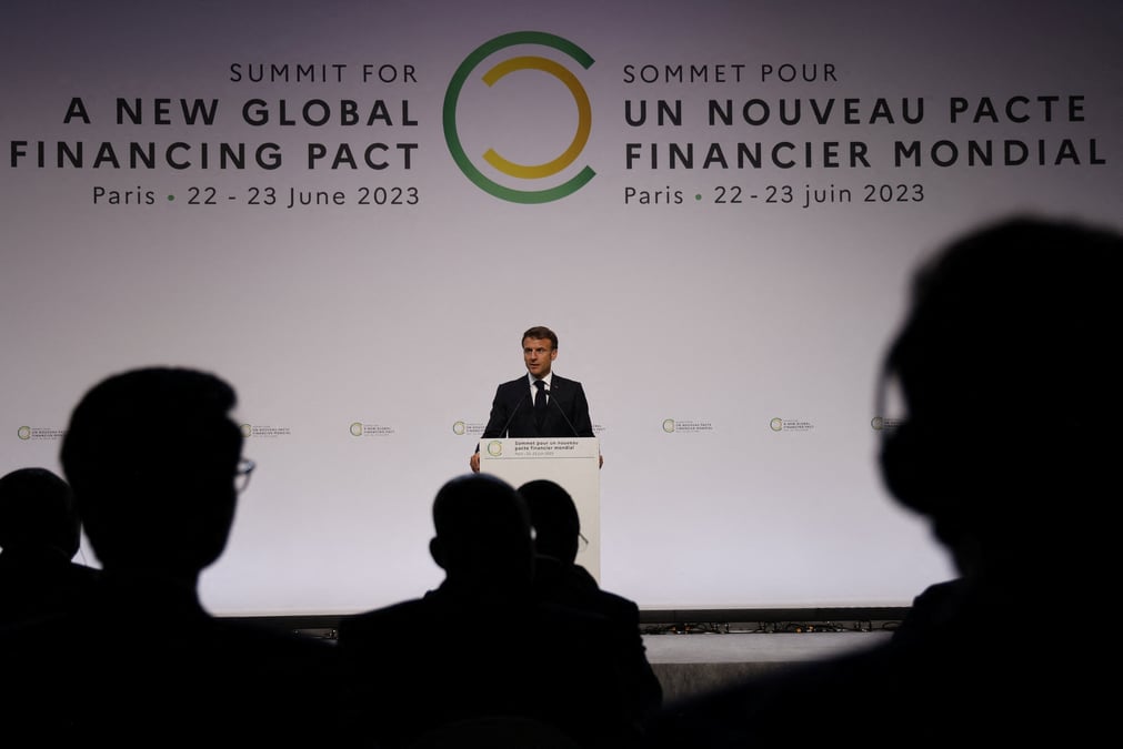 Emmanuel macron lors de la session d'ouverture du sommet du nouveau pacte financier mondial au palais brogniart a paris