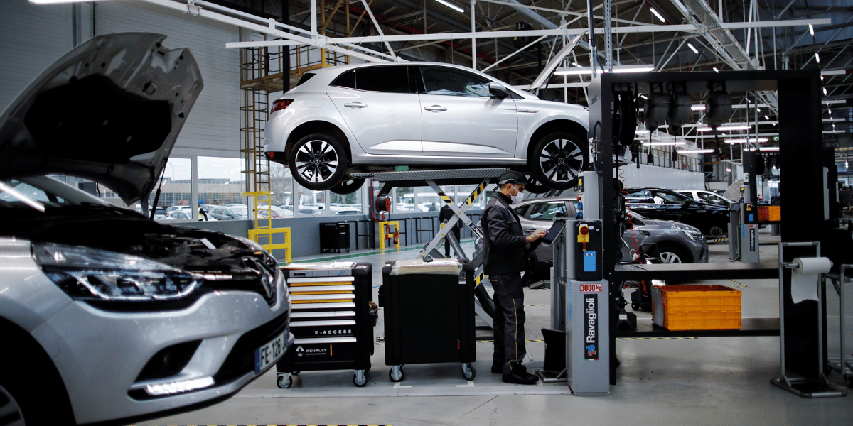 Photo des vehicules du groupe renault a son usine automobile de flins