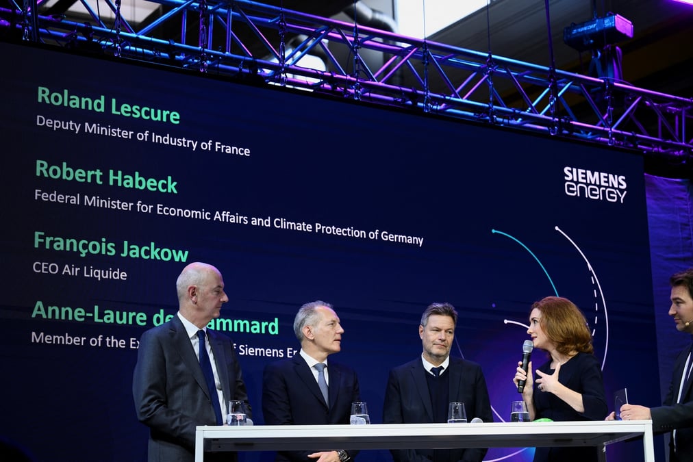 Le groupe allemand Siemens Energy et le français Air Liquide ont inauguré ensemble mercredi à Berlin une usine stratégique pour la décarbonation de l'industrie lourde.