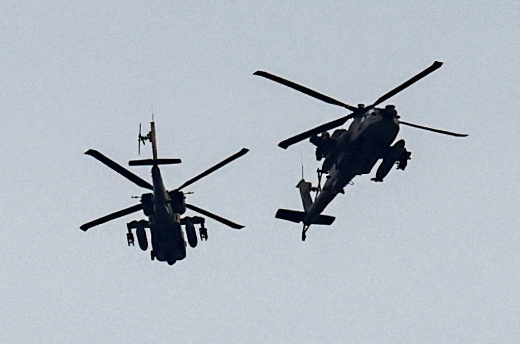 Des helicopteres militaires israeliens volent pres de la frontiere entre israel et la bande de gaza, pendant le conflit entre israel et le groupe islamiste palestinien hamas. vue du sud d'israel.