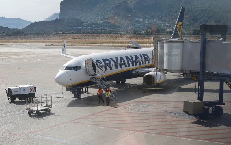 Un avion de ryanair a l'aeroport de palermo falcone et borsellino