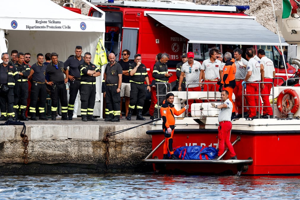 Le personnel de secours transporte un sac mortuaire pres de la ville sicilienne de palerme