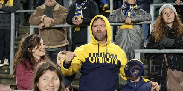 Julien Cazarre et son sweat de l’Union Saint-Gilloise au stade Joseph-Marien.