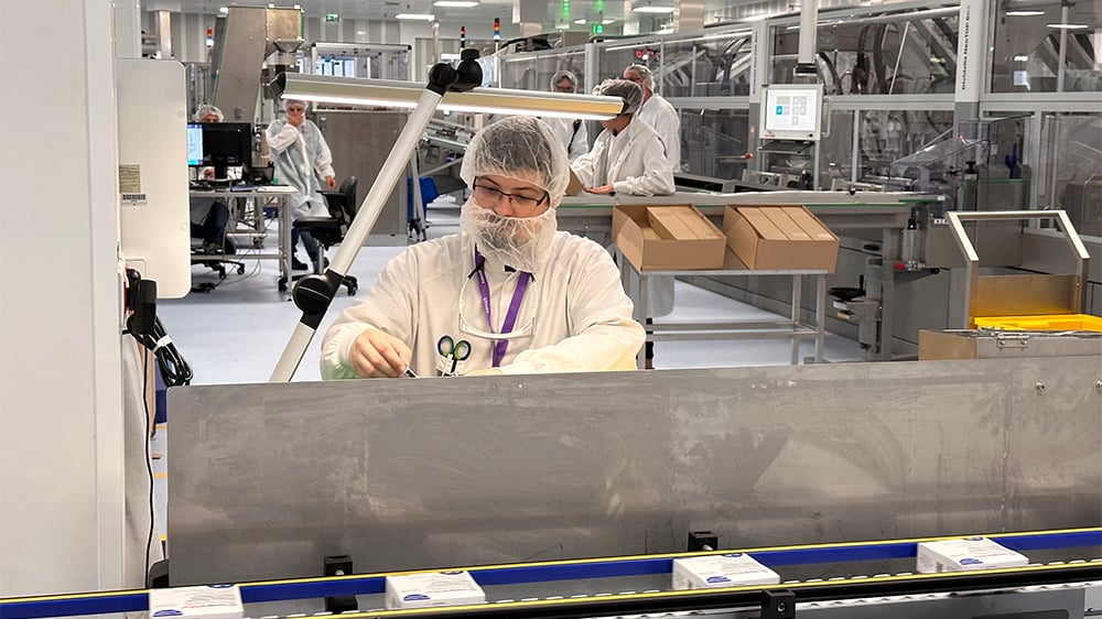 Fabrication de vaccins dans un laboratoire Sanofi, en juin 2023.