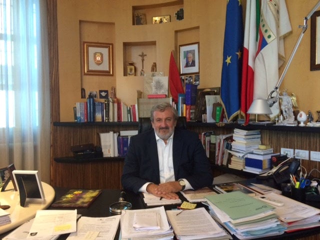 Emiliano candidat face a renzi a la direction du pd