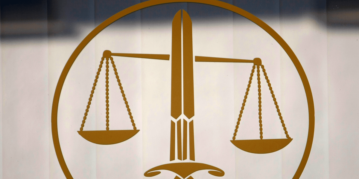Quatorze prevenus libres, apres une erreur de la justice