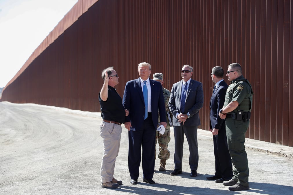 Trump, en campagne dans l'ouest americain, se rend a la frontiere