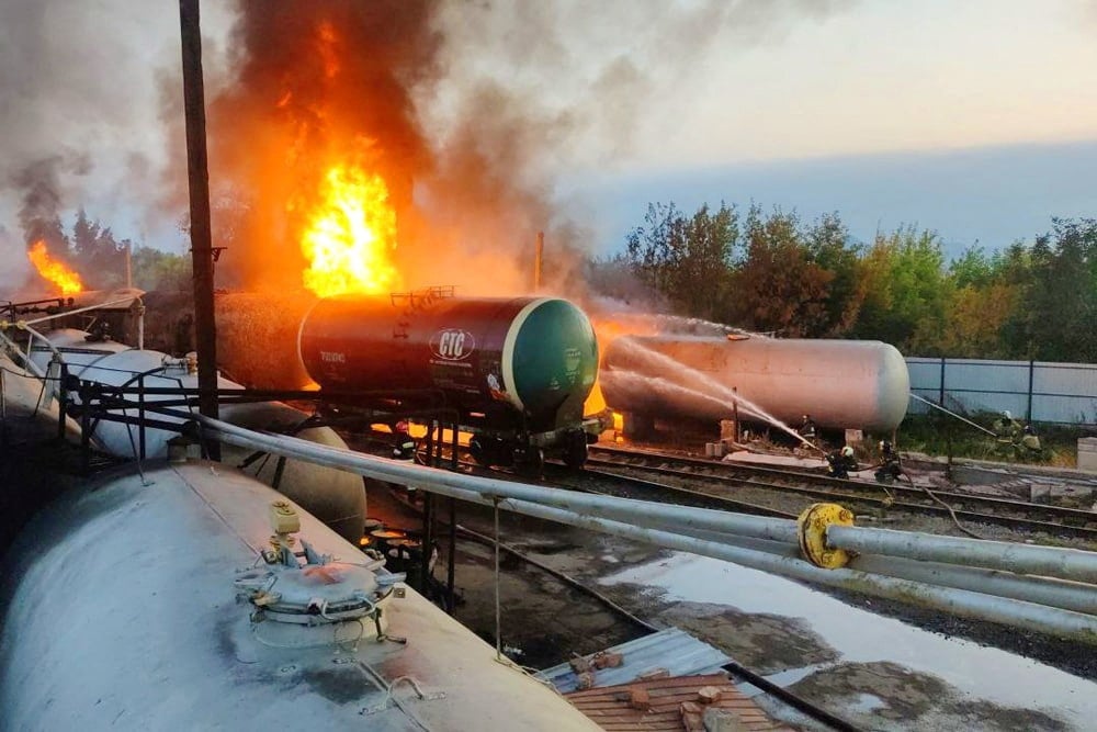 Incendie dans un depot de petrole de donetsk apres un bombardement ukrainien, selon les autorites locales