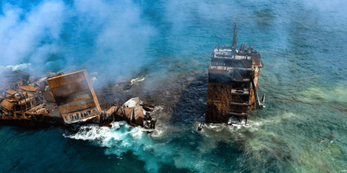 Le cargo MV X-Press Pearl a été à l'origine d'une marée de plastiques et d'une dissémination de divers polluants au large du Sri Lanka.