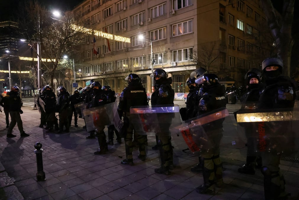 Les partisans de la coalition d'opposition spn manifestent a belgrade