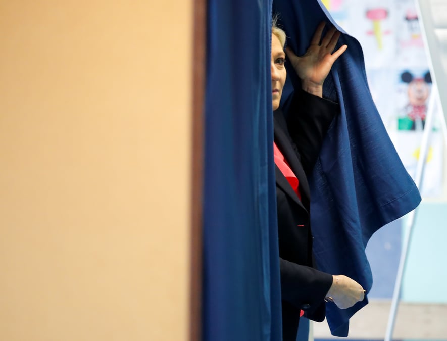 Le fn maintient le suspense sur la candidature marine le pen