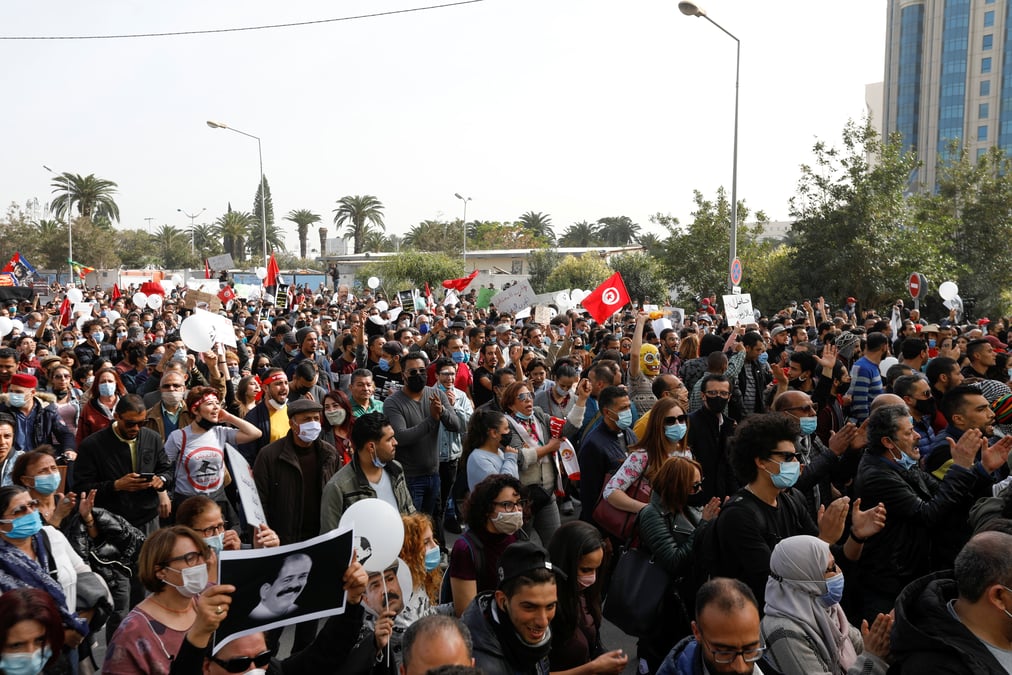 Des milliers de tunisiens manifestent pour la liberte