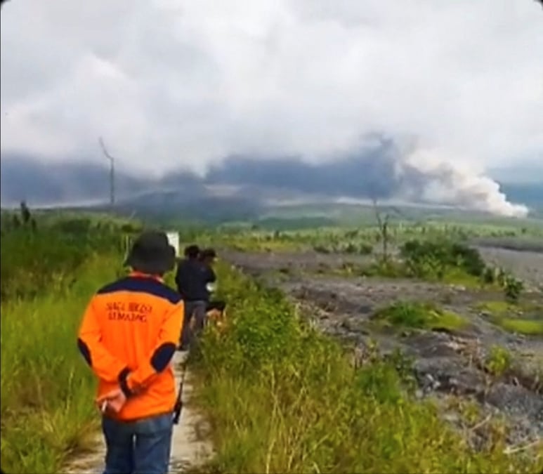Des cendres volcaniques montent dans le ciel lors d'une eruption du volcan semeru a lumajang, dans la province de java est, en indonesie
