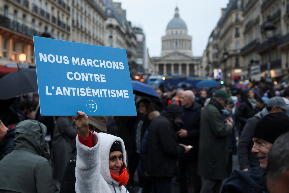 Une manifestante contre l'antisemitisme a paris