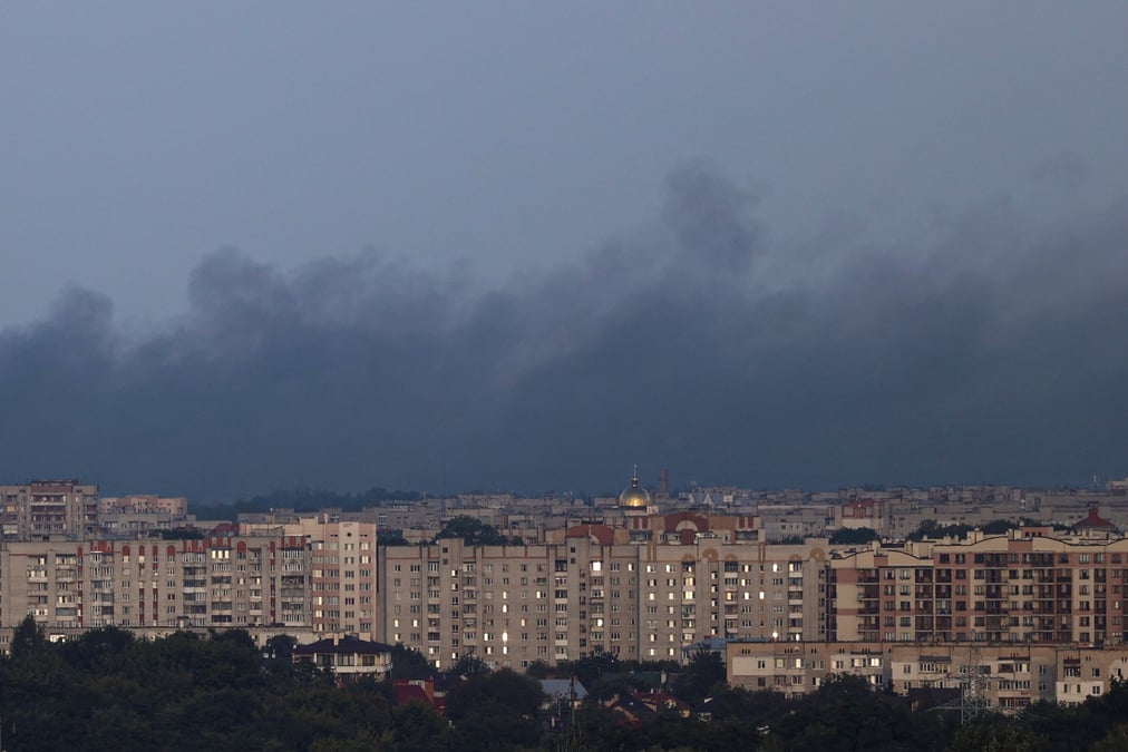 De la fumee s'eleve apres une attaque de drones russes en ukraine
