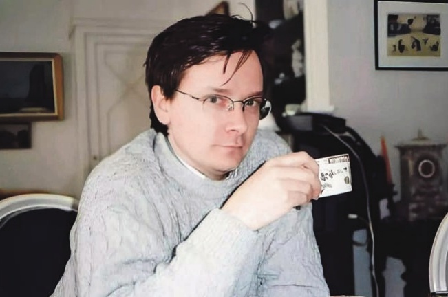 Au lendemain de la mort de Dominique Bernard à Arras, le monde éducatif dit sa colère, sa peur et exige des mesures sécuritaires concrètes.