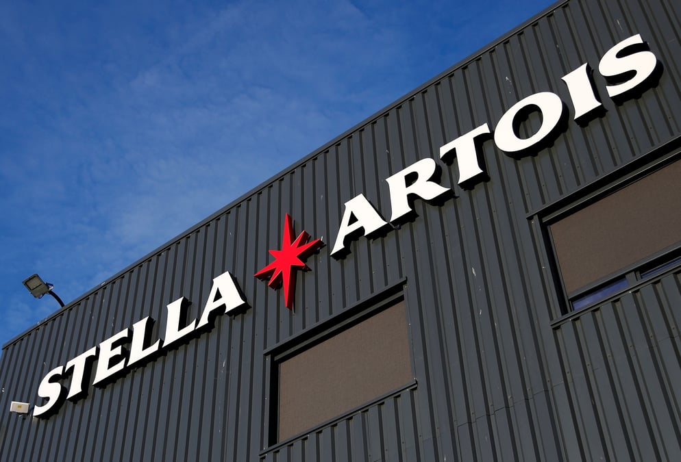 Le logo stella artois a la brasserie anheuser-busch inbev de louvain