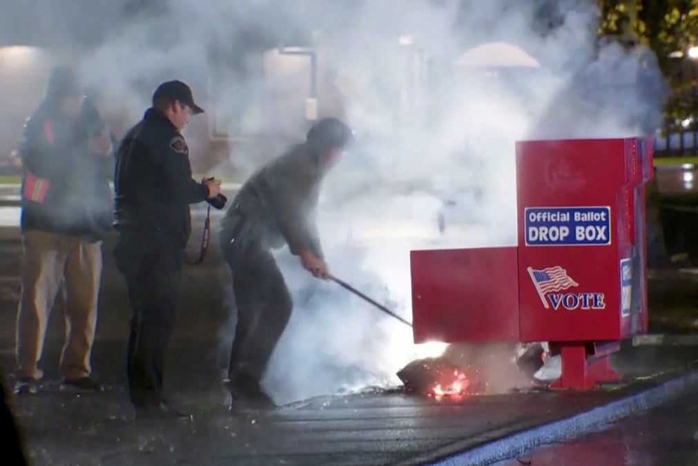L'urne utilisee pour recueillir les votes anticipes avant les elections americaines du 5 novembre, apres avoir ete incendiee lors d'un incendie criminel presume a vancouver