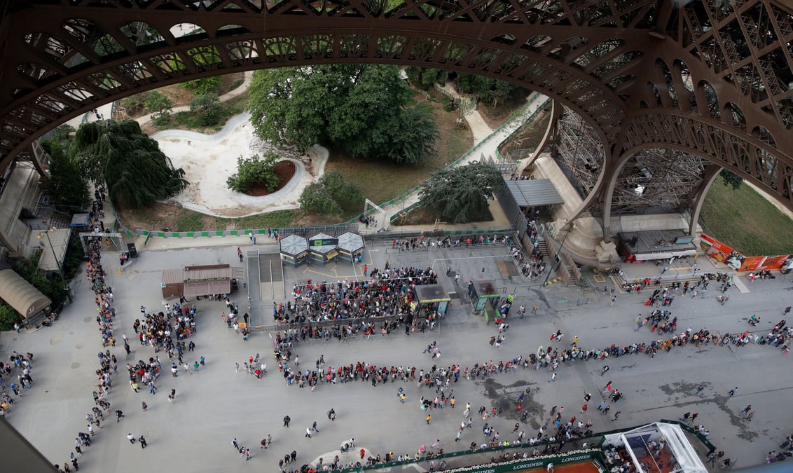 La tour eiffel fermee pour cause de greve