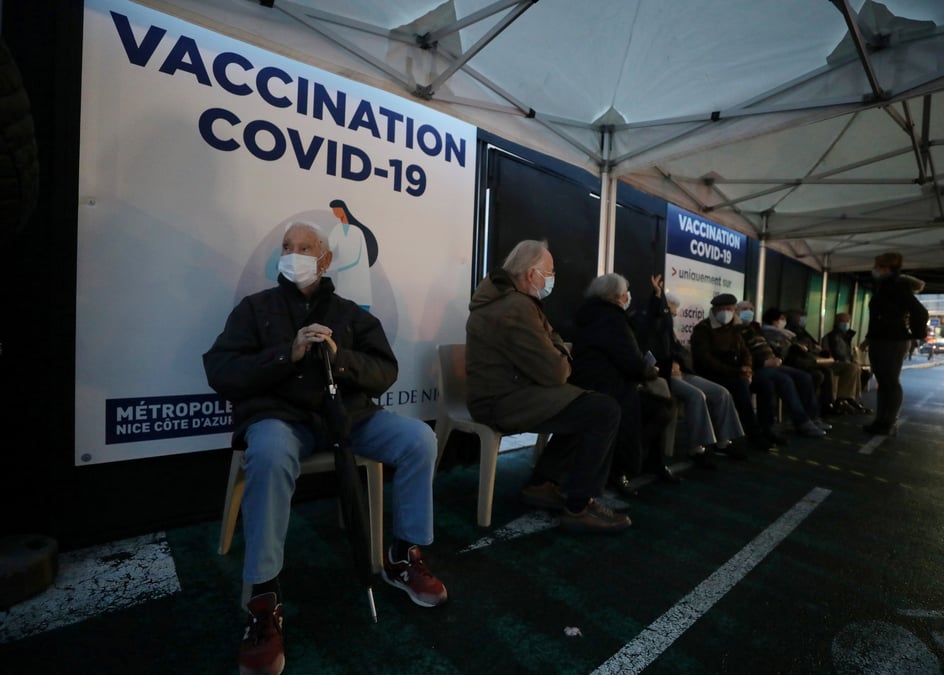Coronavirus: macron favorable a un controle des laboratoires qui produisent le vaccin