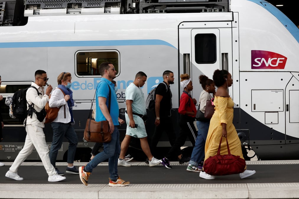 Des voyageurs marchent sur une plateforme a la gare de lyon, a paris, en france