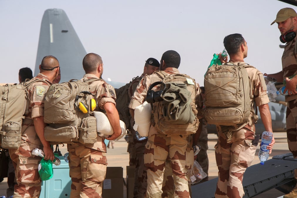Les dernieres troupes francaises quittent le niger