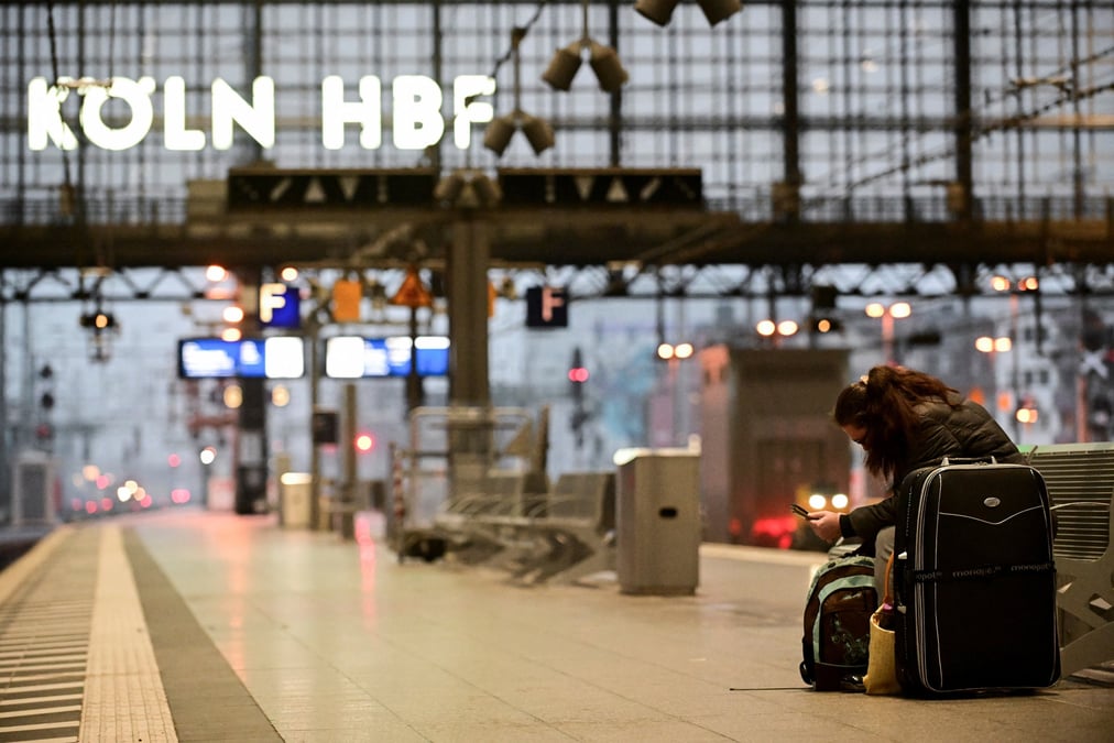 Un passager attend un train de la deutsche bahn a cologne, en allemagne