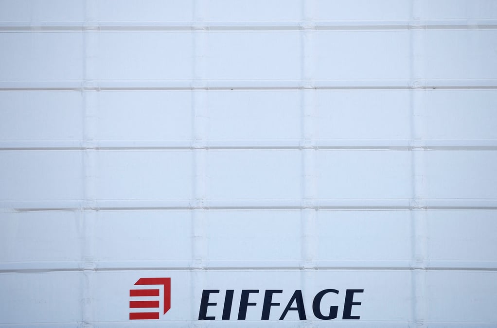 Le logo du groupe de construction francais eiffage sur le batiment de l'entreprise a saint-nazaire