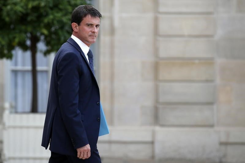 Le gouvernement démissionne, Manuel Valls reconduit
