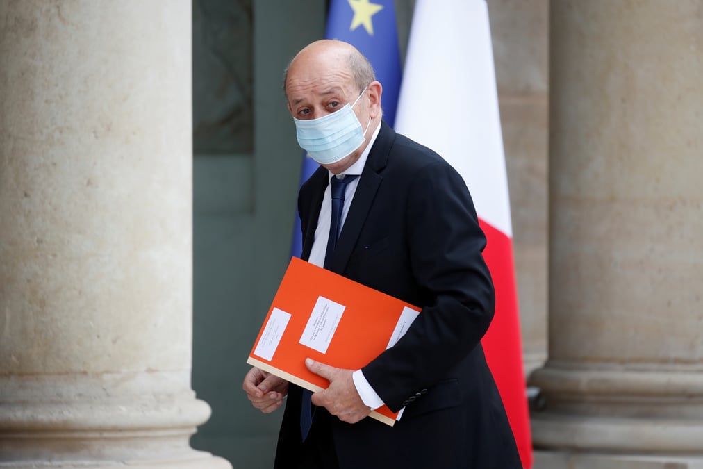 Faute de reaction, paris estime que moscou cautionne les agissements de minsk, selon le drian
