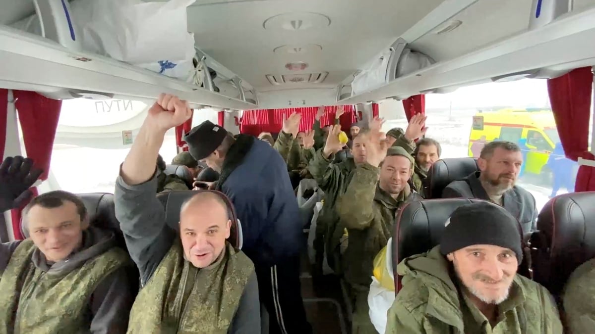 Capture d'ecran publiee par le ministere russe de la defense, montre ce qu'il dit etre des soldats russes dans un bus a la suite d'un echange de prisonniers avec l'ukraine