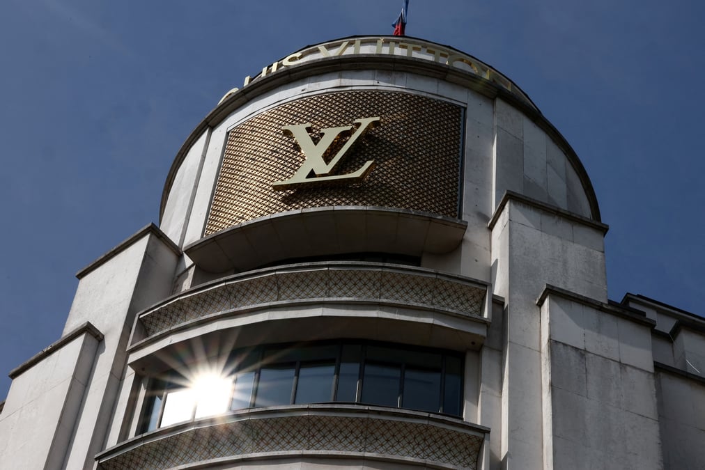 Un logo louis vuitton a paris, en france