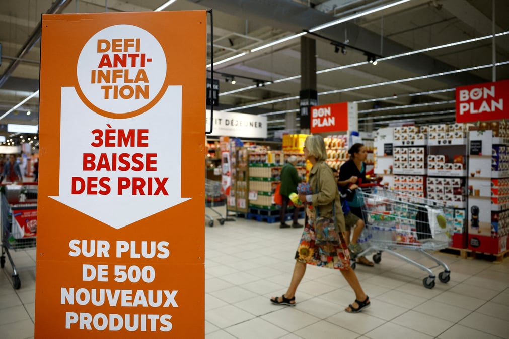 Photo d'archives d'un supermarche carrefour a montesson, en france