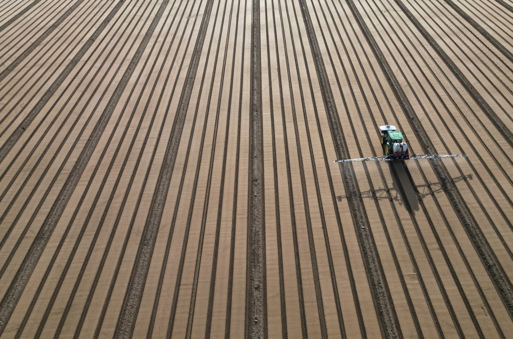 Un agriculteur conduit son tracteur a divatte-sur-loire