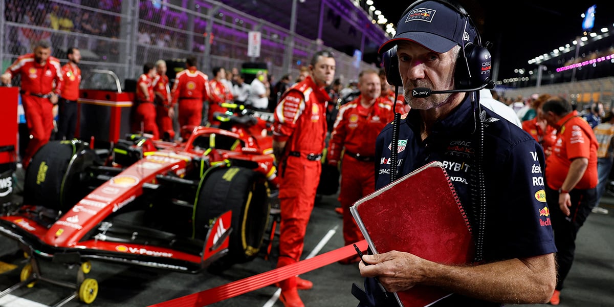 L’ingénieur anglais, Adrian Newey, devant le stand Ferrari, en mars lors du Grand Prix de Djedda (Arabie saoudite).