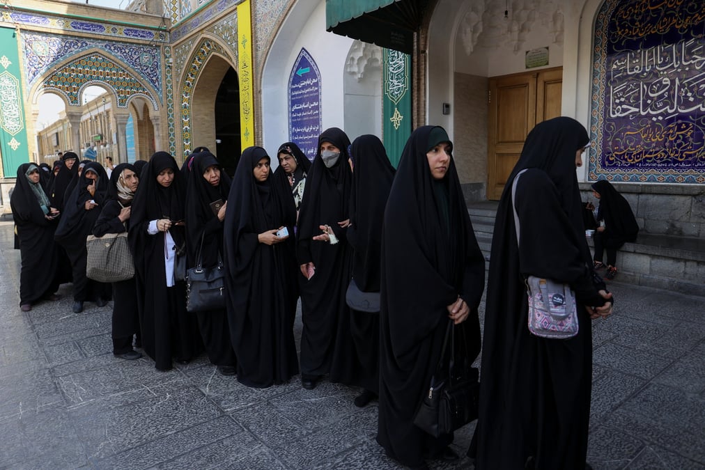 Des iraniennes font la queue a teheran pour voter a l'election presidentielle