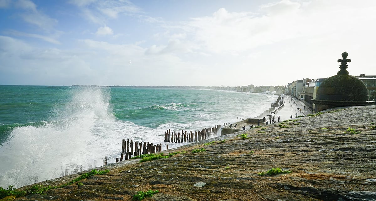 La ville de Saint-Malo, en Ile-et-Vilaine, a été le cadre choisi par des nombreux écrivains au fil des siècles. Virée entre les remparts de la cité corsaire, entre littérature et pavés.