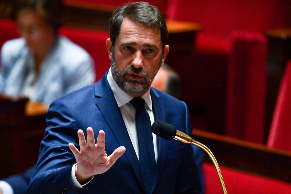 La technique d'arrestation par etranglement abandonnee