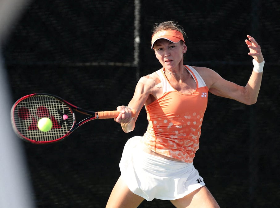 Une joueuse de tennis tcheque rejoint djokovic en retention a son arrivee en australie