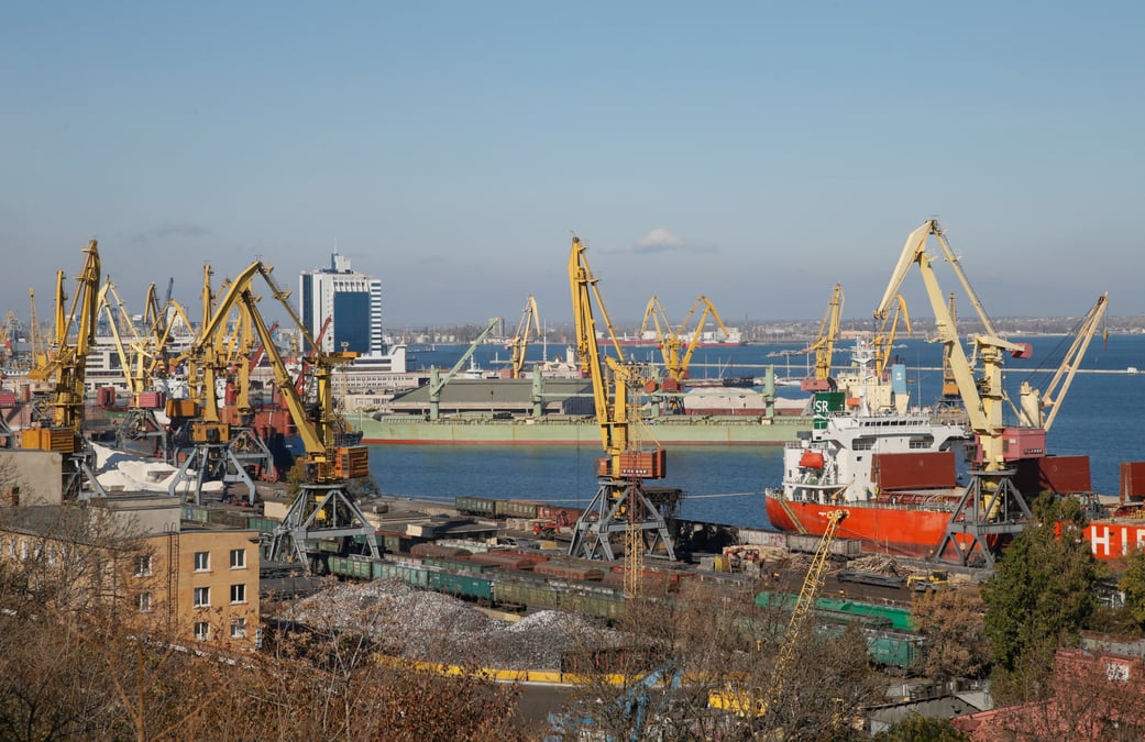 Ukraine: deux cargos touches par des explosions en mer noire