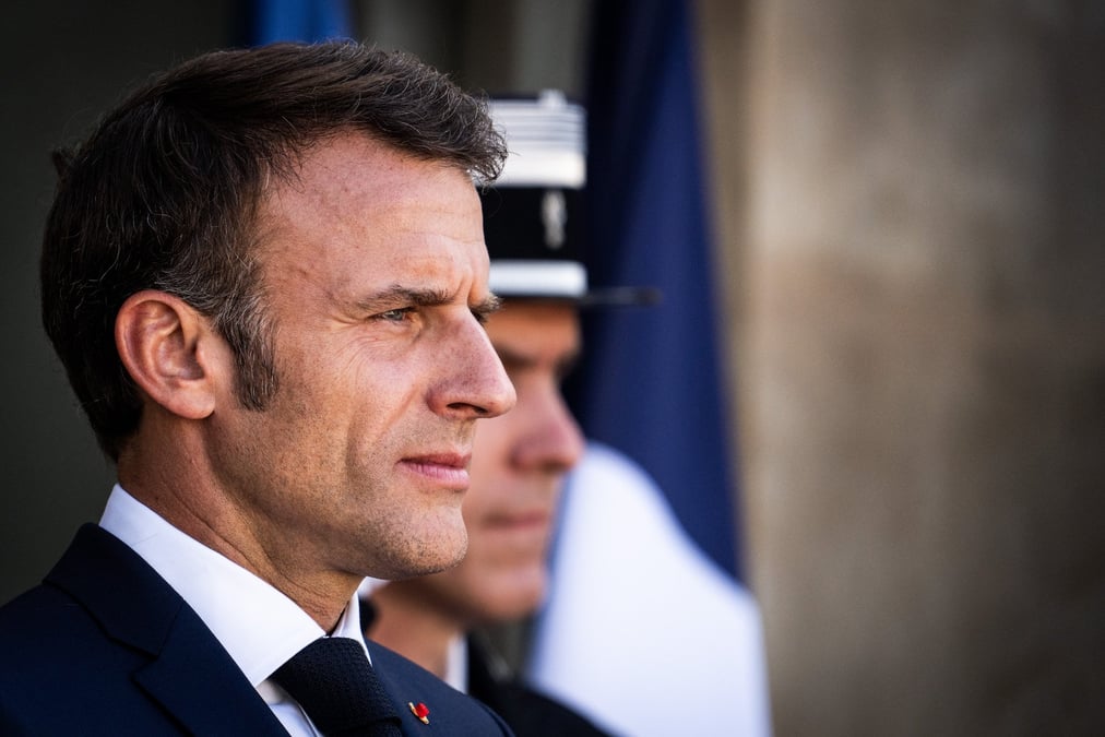 Dans les colonnes du Point, Emmanuel Macron doit ainsi, selon l'Elysée, « poser les bases de la rentrée ».