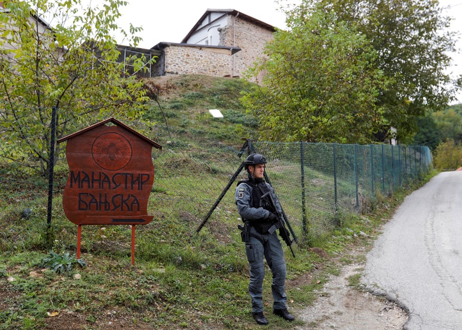 Des policiers kosovars patrouillent sur la route menant au monastere de banjska, au kosovo