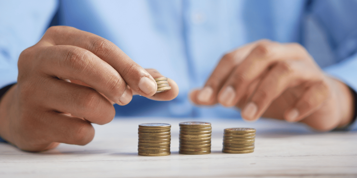 La baisse des crédits à la consommation s’explique par le resserrement de la politique monétaire des banques centrales, notamment de la Banque centrale européenne (BCE) pour contrer l’inflation.
