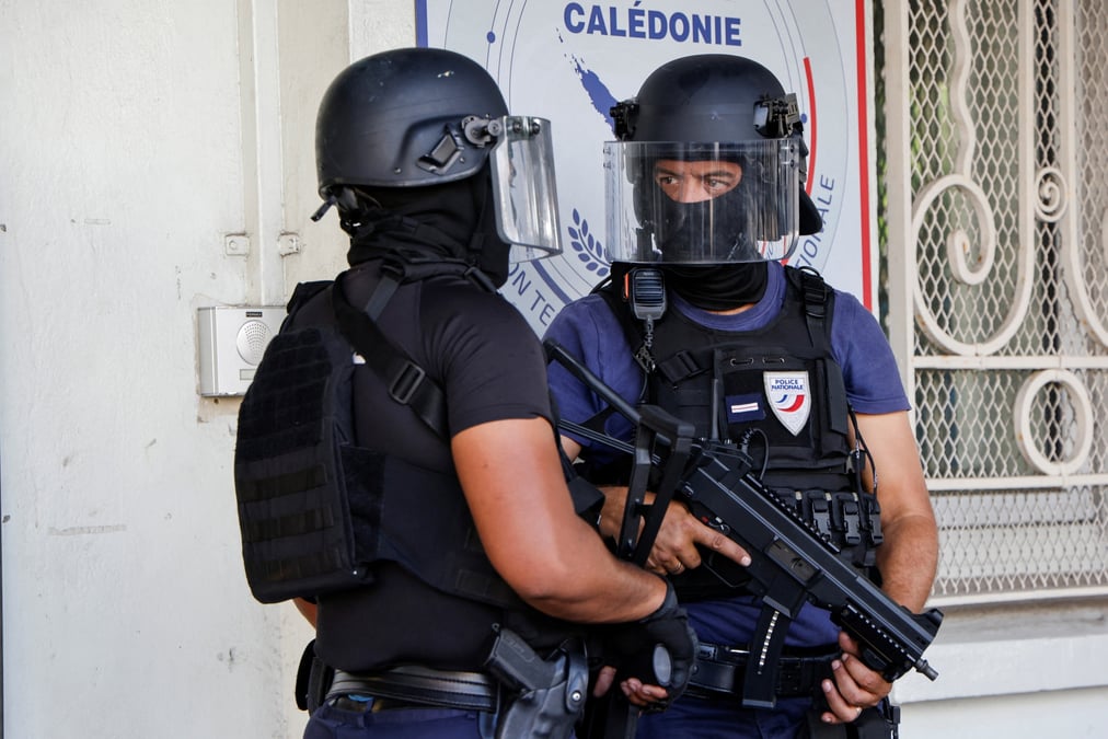 Des policiers francais lors de la visite d'emmanuel macron en nouvelle-caledonie
