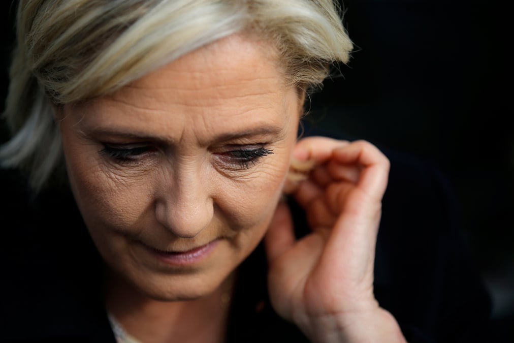 Le pen, macron et fillon perdent un point chacun dans un sondage opinonway
