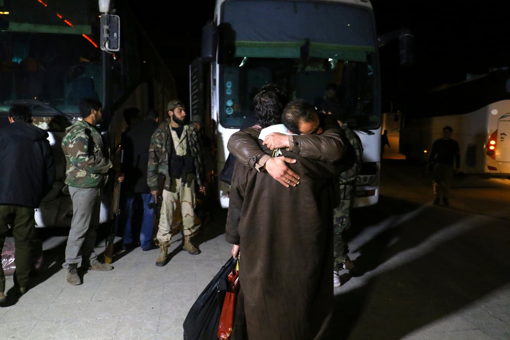 Syrie: explosion pres d'un convoi de cars, dizaines de victimes