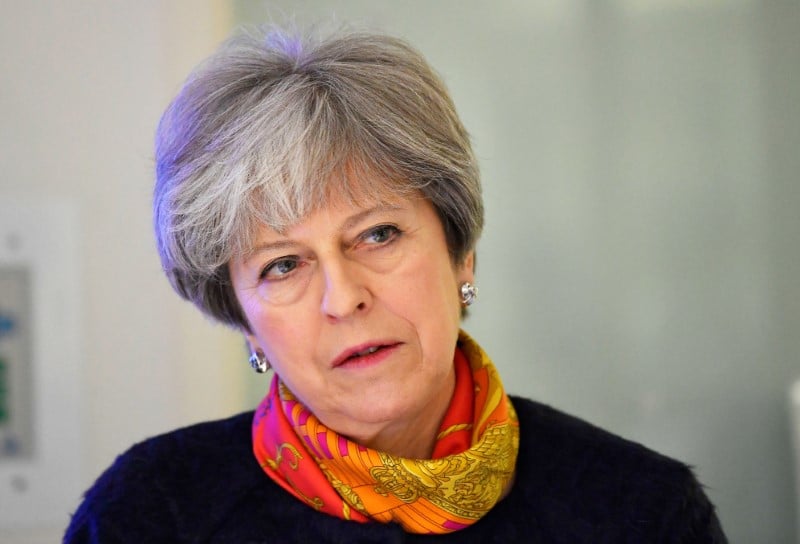 Grande bretagne: theresa may s'excuse pour l'engorgement des hopitaux
