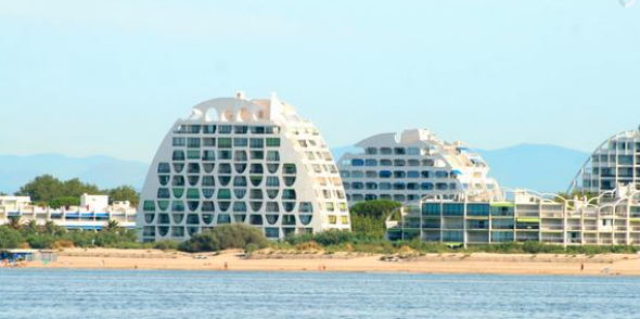 Pour des raisons de financement, La Grande Motte (Hérault), ville hautement touristique, doit revoir à la baisse son projet de réaménagement urbain.