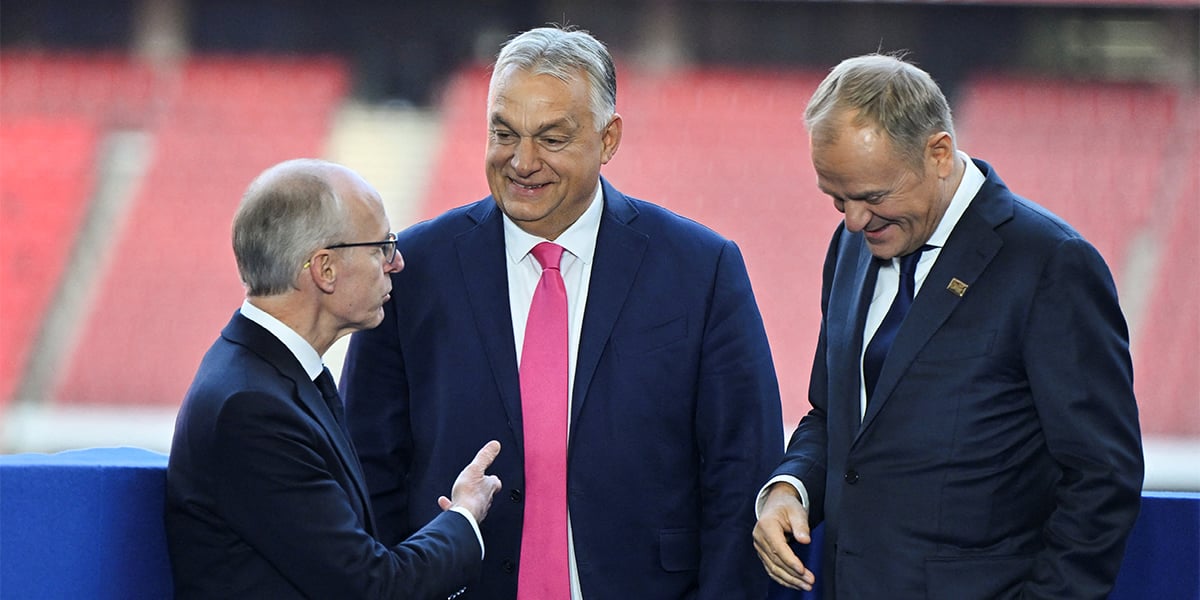 La Russie est au centre de tensions naissantes entre le Premier Ministre Hongrois Viktor Orbán (au centre) et le Premier Ministre Polonais Donald Tusk (à droite).