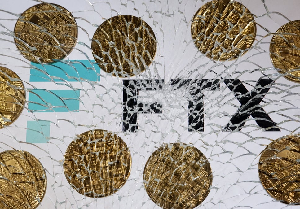 Illustration montrant le logo ftx et la representation des crypto-monnaies